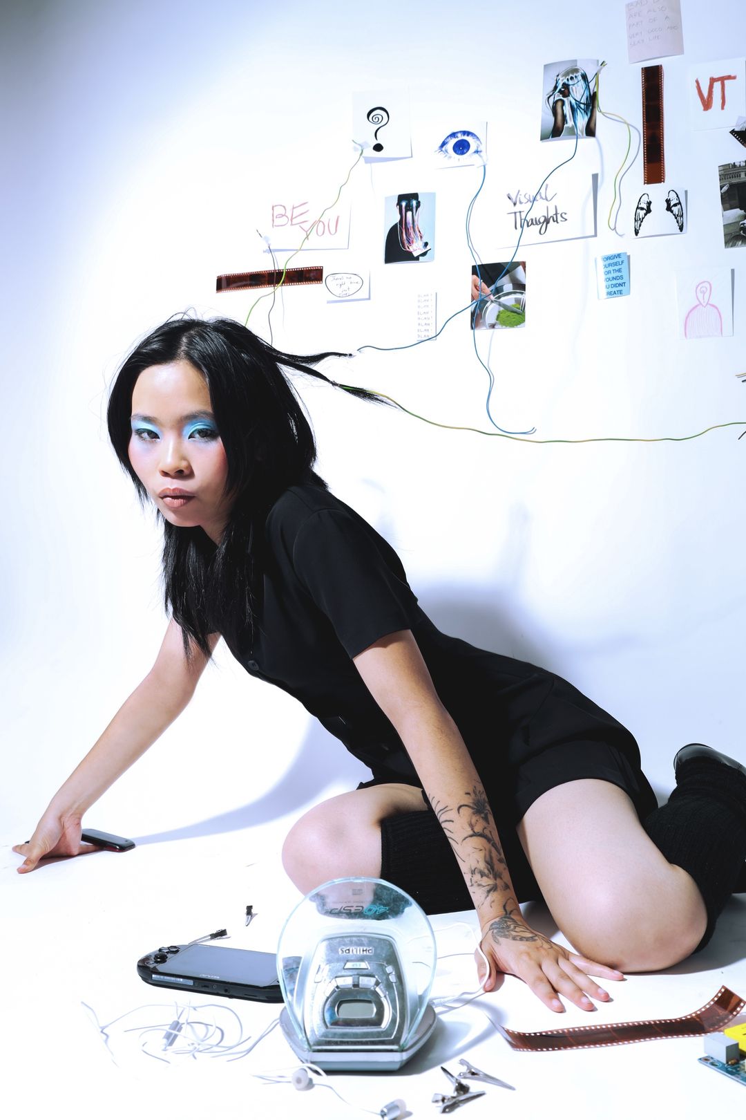 Instagram @visuale.thoughts: modelka na zemi mezi starou elektronikou